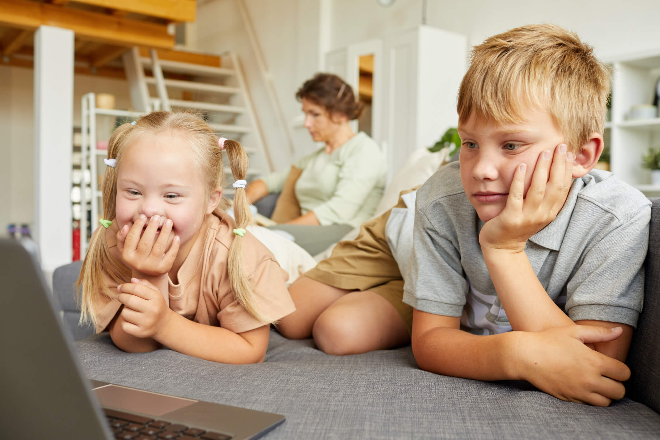 kids watching laptop